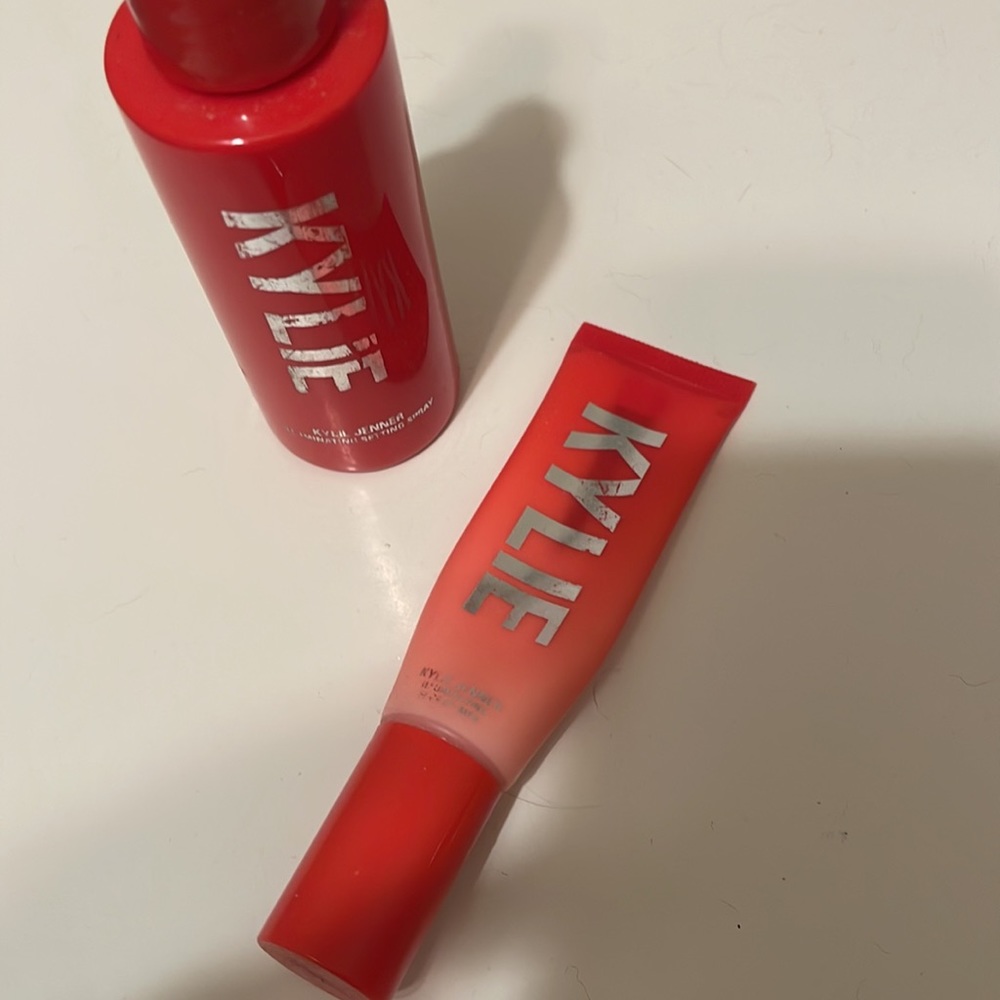 ❤️ISO In Search of Kylie cosmetics Holiday illuminating face primer & spray ISO!